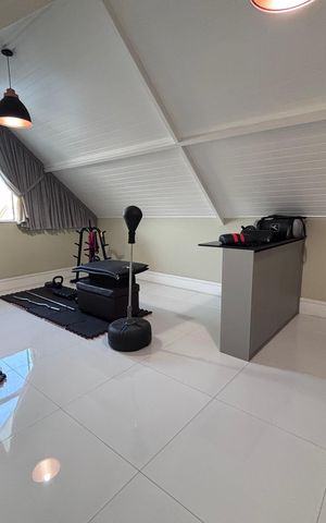 Casa de condomínio à venda com 360m², 4 quartos e 2 vagas Casa de condomínio à venda com 360m², 4 quartos e 2 vagasSótão