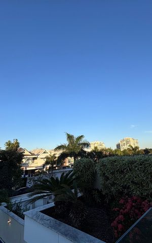 Casa de condomínio à venda com 360m², 4 quartos e 2 vagas Casa de condomínio à venda com 360m², 4 quartos e 2 vagasVaranda