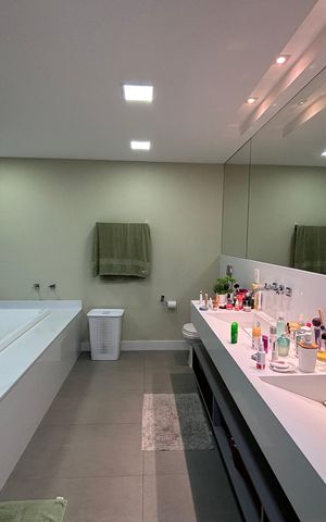 Casa de condomínio à venda com 360m², 4 quartos e 2 vagas Casa de condomínio à venda com 360m², 4 quartos e 2 vagasBanheiro da Suíte 1
