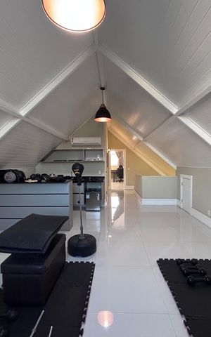 Casa de condomínio à venda com 360m², 4 quartos e 2 vagas Casa de condomínio à venda com 360m², 4 quartos e 2 vagasSótão