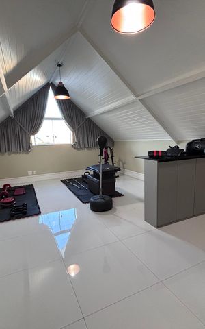 Casa de condomínio à venda com 360m², 4 quartos e 2 vagas Casa de condomínio à venda com 360m², 4 quartos e 2 vagasSótão
