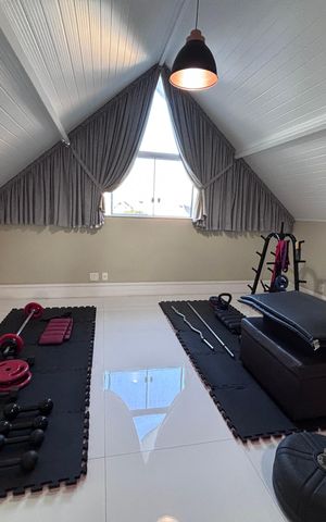 Casa de condomínio à venda com 360m², 4 quartos e 2 vagas Casa de condomínio à venda com 360m², 4 quartos e 2 vagasSótão