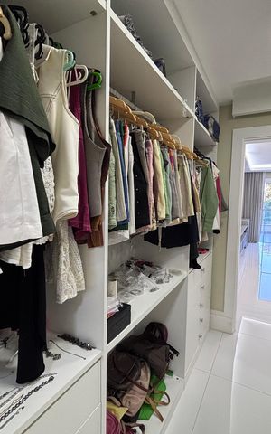 Casa de condomínio à venda com 360m², 4 quartos e 2 vagas Casa de condomínio à venda com 360m², 4 quartos e 2 vagasCloset da Suíte 1