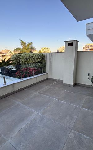 Casa de condomínio à venda com 360m², 4 quartos e 2 vagas Casa de condomínio à venda com 360m², 4 quartos e 2 vagasVaranda