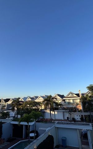 Casa de condomínio à venda com 360m², 4 quartos e 2 vagas Casa de condomínio à venda com 360m², 4 quartos e 2 vagasVaranda