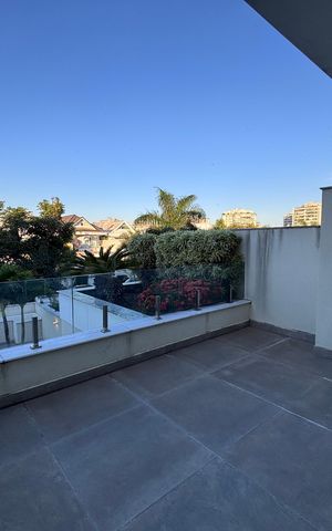 Casa de condomínio à venda com 360m², 4 quartos e 2 vagas Casa de condomínio à venda com 360m², 4 quartos e 2 vagasVaranda