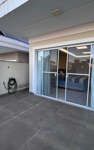 Casa de condomínio à venda com 360m², 4 quartos e 2 vagas Casa de condomínio à venda com 360m², 4 quartos e 2 vagasVaranda