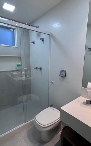 Casa de condomínio à venda com 360m², 4 quartos e 2 vagas Casa de condomínio à venda com 360m², 4 quartos e 2 vagasBanheiro