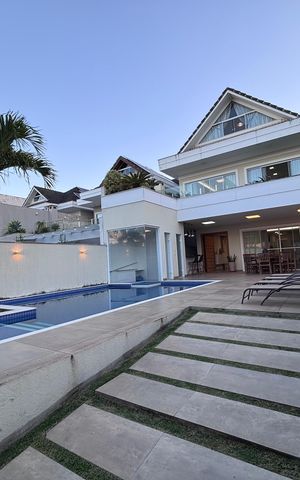 Casa de condomínio à venda com 360m², 4 quartos e 2 vagas Casa de condomínio à venda com 360m², 4 quartos e 2 vagasFachada