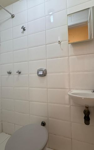 Apartamento à venda com 208m², 4 quartos e 2 vagas Apartamento à venda com 208m², 4 quartos e 2 vagasCozinha e Área de Serviço - Banheiro