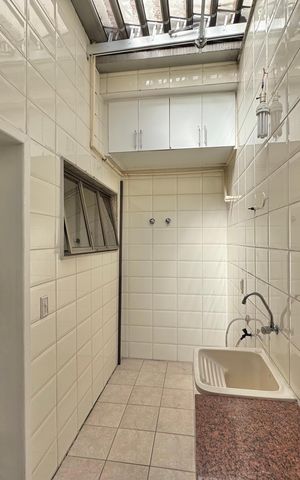 Apartamento à venda com 208m², 4 quartos e 2 vagas Apartamento à venda com 208m², 4 quartos e 2 vagasCozinha e Área de Serviço