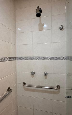 Apartamento à venda com 208m², 4 quartos e 2 vagas Apartamento à venda com 208m², 4 quartos e 2 vagasBanheiro (Social e Suíte)