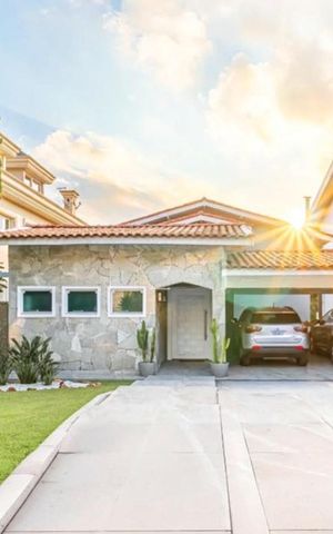 Casa de condomínio à venda com 300m², 4 quartos e 4 vagas Casa de condomínio à venda com 300m², 4 quartos e 4 vagasFachada