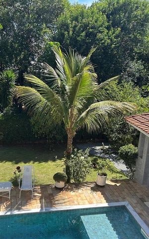 Casa de condomínio à venda com 300m², 4 quartos e 4 vagas Casa de condomínio à venda com 300m², 4 quartos e 4 vagasVista