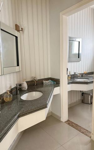 Casa de condomínio à venda com 300m², 4 quartos e 4 vagas Casa de condomínio à venda com 300m², 4 quartos e 4 vagasBanheiro