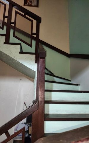 Casa para alugar com 460m², 5 quartos e 2 vagas Casa para alugar com 460m², 5 quartos e 2 vagasEscada