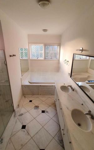 Casa à venda com 359m², 4 quartos e 4 vagas