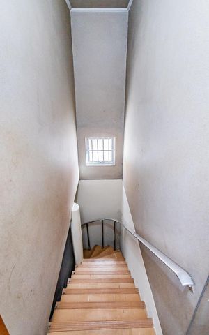 Casa à venda com 180m², 3 quartos e 2 vagas Casa à venda com 180m², 3 quartos e 2 vagasEscada