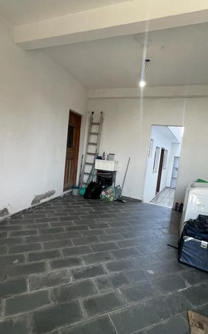 Casa à venda com 109m², 5 quartos e 2 vagas Casa à venda com 109m², 5 quartos e 2 vagasÁrea externa
