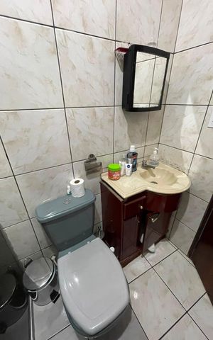 Casa à venda com 109m², 5 quartos e 2 vagas Casa à venda com 109m², 5 quartos e 2 vagasBanheiro