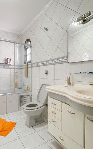 Casa à venda com 250m², 3 quartos e 7 vagas Casa à venda com 250m², 3 quartos e 7 vagasBanheiro da Suíte 1