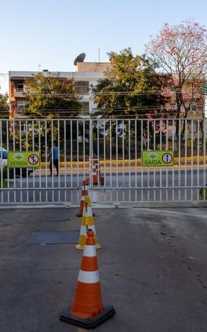Apartamento à venda com 44m², 2 quartos e 1 vaga Apartamento à venda com 44m², 2 quartos e 1 vagaFachada e portaria