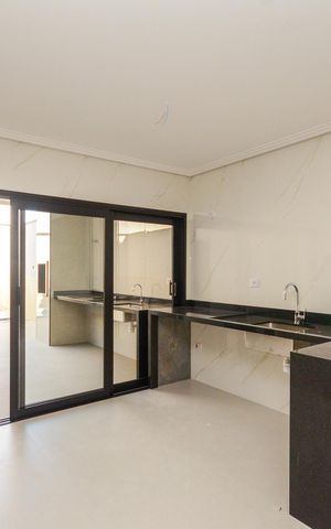 Casa à venda com 200m², 3 quartos e 4 vagas Casa à venda com 200m², 3 quartos e 4 vagasCozinha