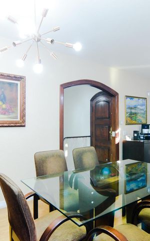 Casa à venda com 245m², 4 quartos e 4 vagasSala
