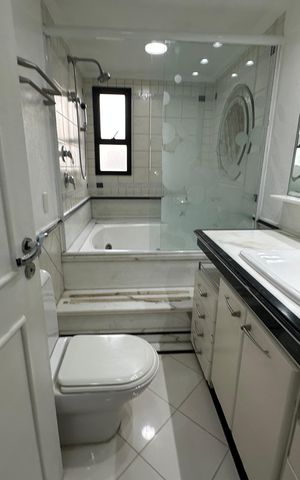 Apartamento para alugar com 350m², 4 quartos e 3 vagas Apartamento para alugar com 350m², 4 quartos e 3 vagasBanheiro da Suíte 3