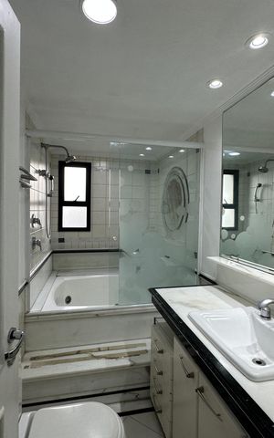 Apartamento para alugar com 350m², 4 quartos e 3 vagas Apartamento para alugar com 350m², 4 quartos e 3 vagasBanheiro da Suíte 3