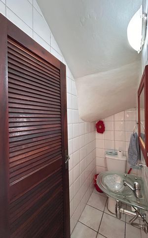Casa à venda com 240m², 3 quartos e 3 vagas Casa à venda com 240m², 3 quartos e 3 vagasLavabo