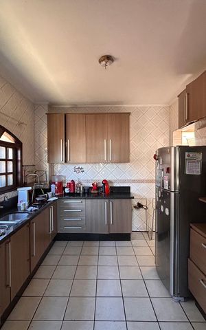 Casa à venda com 240m², 3 quartos e 3 vagas Casa à venda com 240m², 3 quartos e 3 vagasCozinha
