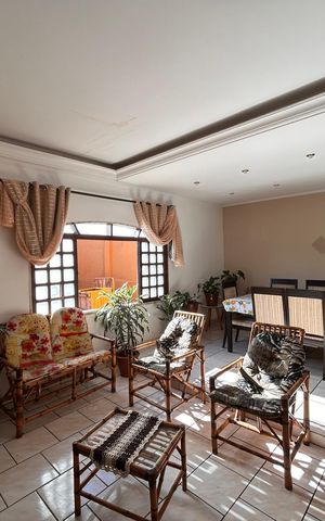 Casa à venda com 240m², 3 quartos e 3 vagas Casa à venda com 240m², 3 quartos e 3 vagasSala de estar