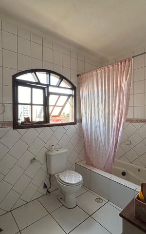 Casa à venda com 240m², 3 quartos e 3 vagas Casa à venda com 240m², 3 quartos e 3 vagasBanheiro da Suíte 1