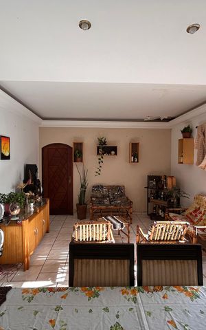 Casa à venda com 240m², 3 quartos e 3 vagas Casa à venda com 240m², 3 quartos e 3 vagasSala de estar