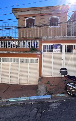Casa à venda com 240m², 3 quartos e 3 vagas Casa à venda com 240m², 3 quartos e 3 vagasFachada