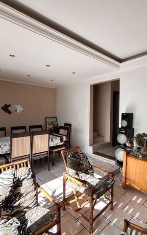 Casa à venda com 240m², 3 quartos e 3 vagas Casa à venda com 240m², 3 quartos e 3 vagasSala de estar