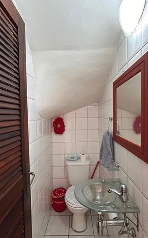 Casa à venda com 240m², 3 quartos e 3 vagas Casa à venda com 240m², 3 quartos e 3 vagasLavabo