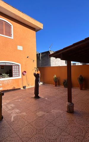 Casa à venda com 240m², 3 quartos e 3 vagas Casa à venda com 240m², 3 quartos e 3 vagasQuintal fundo - churrasqueira
