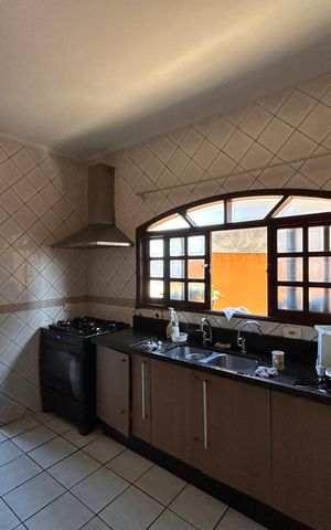Casa à venda com 240m², 3 quartos e 3 vagas Casa à venda com 240m², 3 quartos e 3 vagasCozinha