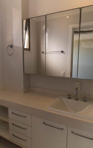 Apartamento para alugar com 180m², 4 quartos e 3 vagas Apartamento para alugar com 180m², 4 quartos e 3 vagasBanheiro da Suíte 2