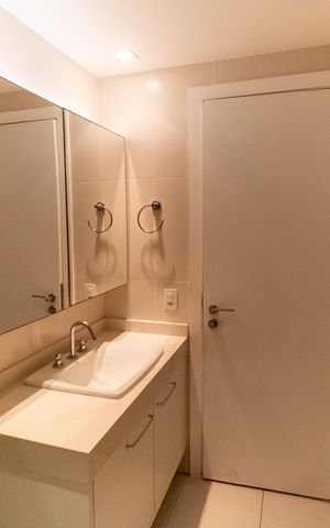 Apartamento para alugar com 180m², 4 quartos e 3 vagas Apartamento para alugar com 180m², 4 quartos e 3 vagasBanheiro da Suíte 1