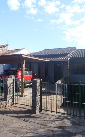 Casa à venda com 182m², 3 quartos e 3 vagasFachada e Placa