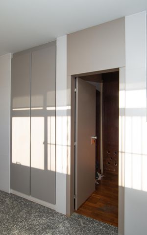 Apartamento à venda com 400m², 5 quartos e 2 vagas Apartamento à venda com 400m², 5 quartos e 2 vagasQUARTO E BANHO DE EMPREGADA/DESPENSA