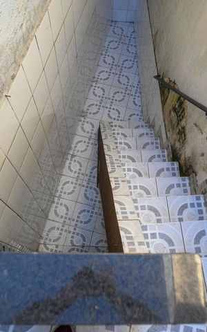 Casa para alugar com 100m², 2 quartos e 1 vaga Casa para alugar com 100m², 2 quartos e 1 vagaEscada para Terraço