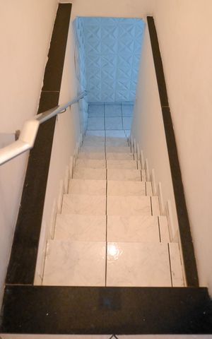 Casa para alugar com 100m², 2 quartos e 1 vaga Casa para alugar com 100m², 2 quartos e 1 vagaEscada