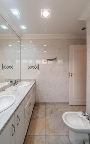 Apartamento à venda com 209m², 4 quartos e 3 vagas Apartamento à venda com 209m², 4 quartos e 3 vagasBanheiro
