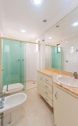 Apartamento à venda com 209m², 4 quartos e 3 vagas Apartamento à venda com 209m², 4 quartos e 3 vagasBanheiro