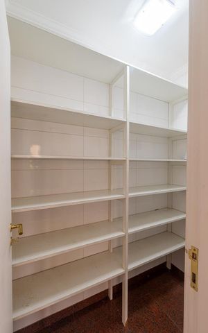 Apartamento à venda com 209m², 4 quartos e 3 vagas Apartamento à venda com 209m², 4 quartos e 3 vagasDespensa