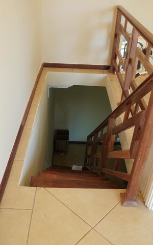 Casa para alugar com 232m², 4 quartos e 10 vagasEscada